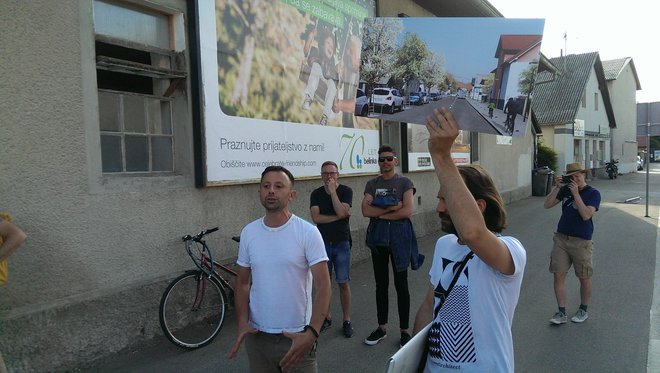 Urbanista Marko Peterlin in Matevž Frančič predstavljata svoj predlog ureditve Vodnikove. FOTO: Aleš Stergar