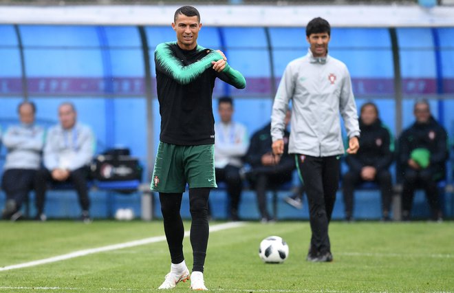 Cristiano Ronaldo je pred dvema letoma osvojil evropsko krono. Lahko Portugalski uspe tudi na svetovnem prvenstvu? FOTO: Francisco Leong/AFP