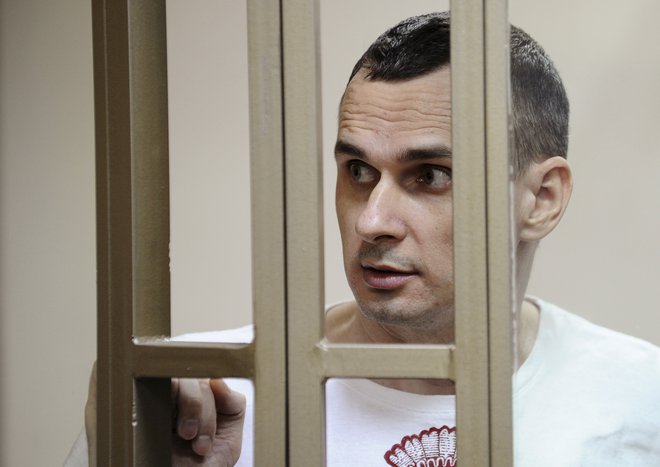 Ukrajinski filmski režiser Oleg Sentsov med sojenjem pred tremi leti. FOTO: REUTERS/Sergey Pivovarov