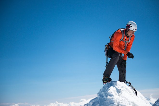 Am 22. April 2015 durchsteigt Dani Arnold die Matterhorn Nordwand (Schmid Route) in der neuen Rekordzeit von 1 Stunde und 46 Minuten und ist damit 10 Minutenn schneller als der bisherige Rekordhalter Ueli Steck.