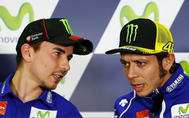 Yamaha MotoGP rider Jorge Lorenzo (L) of Spain and Yamaha rider Valentino Rossi of Italy talk during a news conference ahead of the Aragon Motorcycling Grand Prix at Motorland race track in Alcaniz, northern Spain, September 24, 2015.  REUTERS/Marcelo del Pozo  - RTX1SAIM
