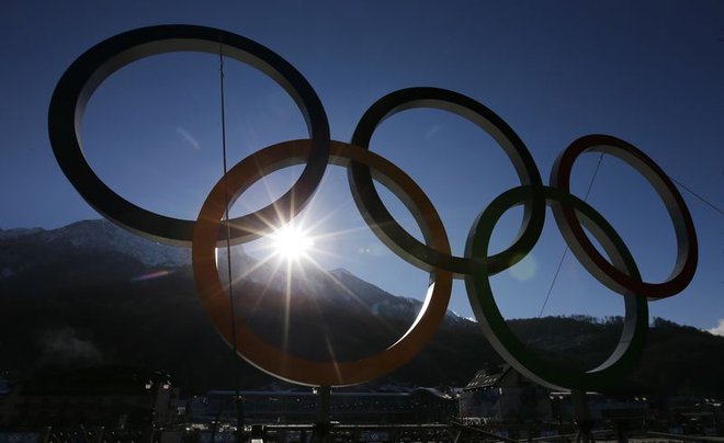 The Olympic rings are pictured in front of mountains at the Rosa Khutor Alpine Resort in Krasnaya Polyana near Sochi, February 2, 2014. Sochi will host the 2014 Winter Olympic Games from February 7 to 23.   REUTERS/Fabrizio Bensch  (RUSSIA - Tags: SPORT OLYMPICS)