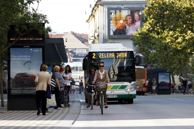 Ena od možnih razlag za boljše zdravstveno stanje vozačev od pešcev je, da prvi hodijo dlje do postaje kot drugi na delo. FOTO: Arhiv Delo/Polet