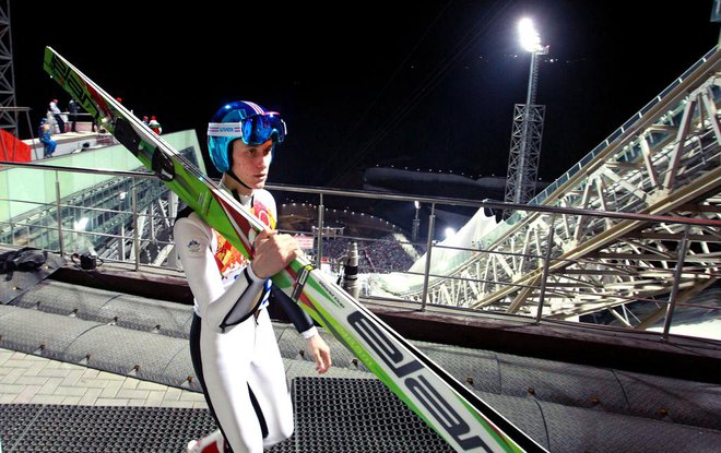 Peter Prevc prihaja na zaletišče velike skakalnice kjer je osvojil drugo medaljo na olimpijskih igrah, tokrat bronasto, pred njim sta bila le Noriaki Kasai in zmagovalec Kamil Stoch, Rdeča Poljana, Rusija 15. februar 2014