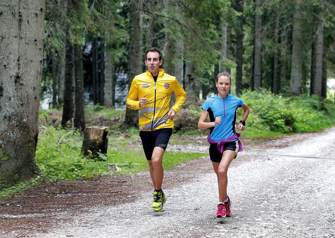 Gorska tekača Mitja in Mateja Kosovelj. Pokljuka 22. julij 2014.