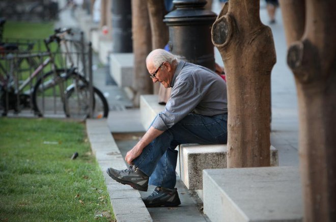 20.5.2012 Sevilla, Spanija. Starejsi gospod poseda v mestnem parku.FOTO:JURE ERZEN/Delo