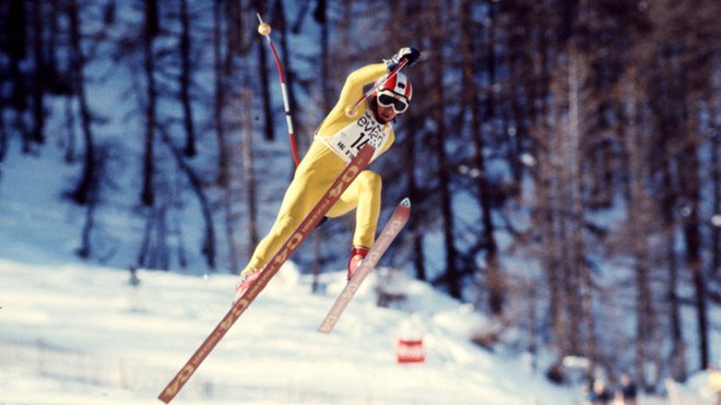 APA15824144-2 - 29112013 - WIEN - ÖSTERREICH: ZU APA-TEXT SI - Skirennfahrer Franz Klammer in Aktion in einem Abfahrtsrennen im Dezember 1975 in Val d'Isere (ARCHIVBILD). Franz Klammer feiert am 03. Dezember 2013 seinen 60. Geburtstag. APA-FOTO: DPA/BONNER