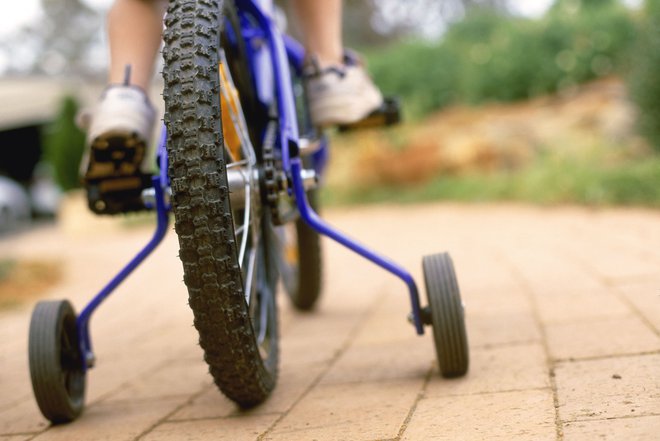 Ko se boste počutili na kolesu že nekoliko domače pa poskusite vstati. FOTO: Shutterstock