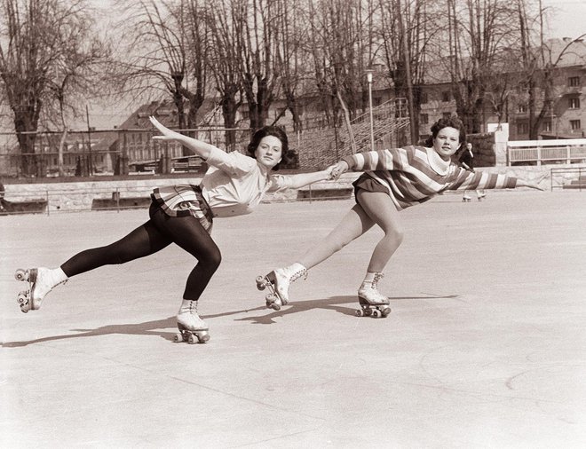 31. marec 1961, Ljubljana: Motiv iz parka Tivoli - kotalkanje - športno igrišče. (avtor fotografije: Jože Gal)
