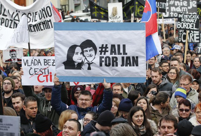 Protivladni protesti na Slovaškem zaradi umora mladega preiskovalnega novinarja. FOTO: Darko Vojinovic/AP