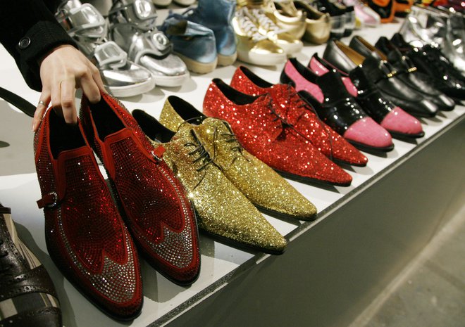 Od leta 2004 vsako leto organizira prodajo z imenom Eltonova omara, med katero prodaja svoja oblačila in čevlje. Zbirka slednjih je še posebno bogata, vsaj tako kot zbirka očal in klobukov.