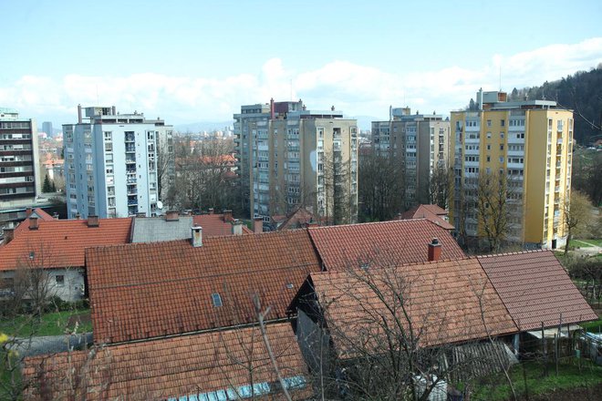 Stolpnice ob Hudovernikovi ulici imajo nove fasade, protipotresno pa še niso sanirane. FOTO: Mavric Pivk/Delo