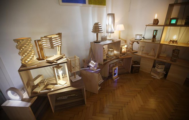 Na razstavi na Srednji lesarski šoli v Ljubljani je na ogled 120 unikatnih lesenih svetil, ki so jih izdelali dijaki v okviru vsakoletnega natečaja pod mentorstvom Gabi Dolenšek. Prejšnja leta so izdelovali in razstavljali&nbsp;cokle, poslovna&nbsp;darila, pručke&nbsp;in igrače. FOTO: Jože Suhadolnik/Delo