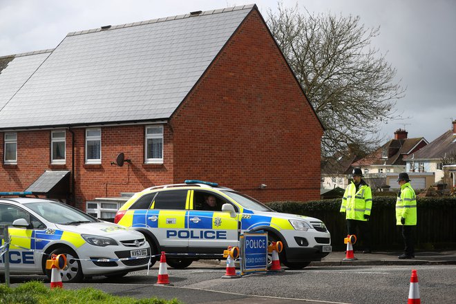 Policijske enote pred domom družine Skripal v Salisburyu. FOTO: Hannah McKay/Reuters