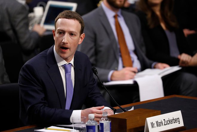 Zuckerberg je po vnaprej pripravljenem uvodnem govoru skoraj pet ur odgovarjal na vprašanja članov senatnih odborov za pravosodje in za trgovino. REUTERS/Aaron P. Bernstein