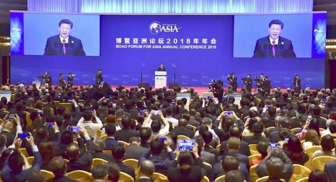 Xi Jinping je včeraj na forumu v Boau govoril tudi o še večjem odpiranju Kitajske proti svetu. FOTO:&nbsp;Reuters