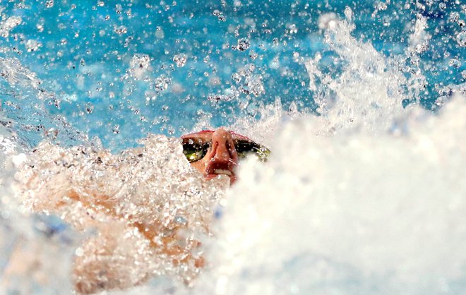 Britanec Elliot Clogg na tekmi 100 metrov hrbtno. FOTO: David Gray/Reuters