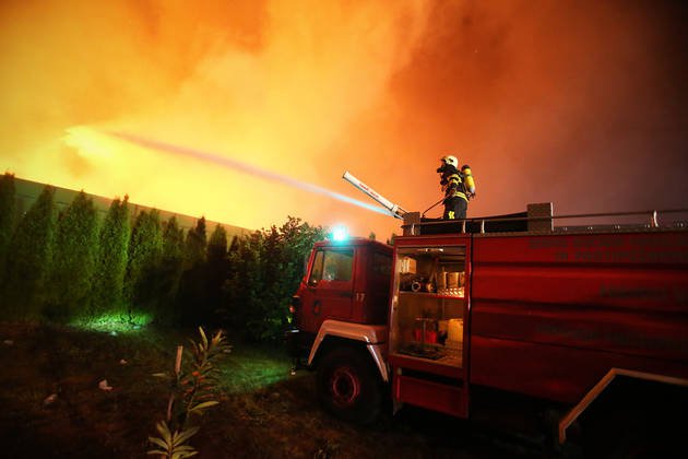 Požar v podjetju Ekosistemi v Zalogu pri Novem mestu 20.julija 2017. FOTO: Jure Eržen/Delo