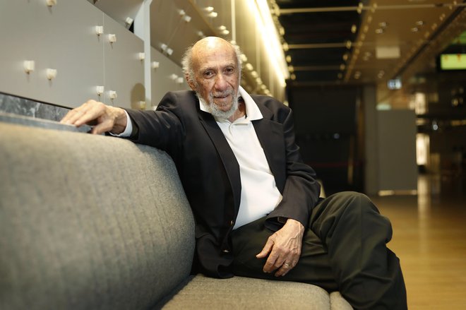 Richard Falk: Še vedno imamo volitve, različne politične stranke in razmeroma veliko svobodo govora, toda ko pride do večjih političnih posegov v našo svobodo, ni nobenega družbenega odziva. Oblast lahko počne, kar želi, brez vseh prask.