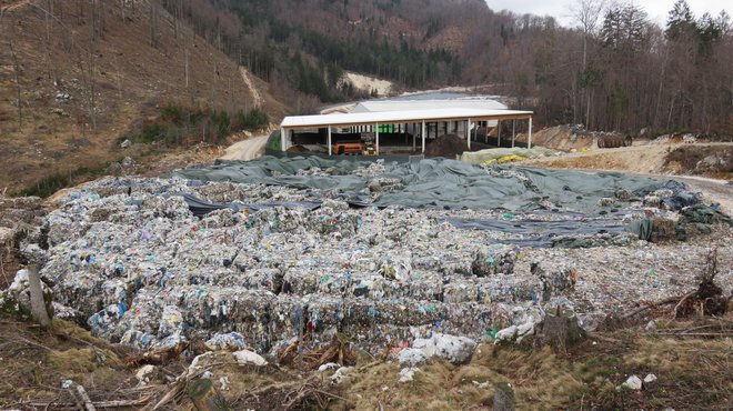 Ekogor smrdljive odpadke skladišči na občinski parceli. Foto Blaž Račič/Delo