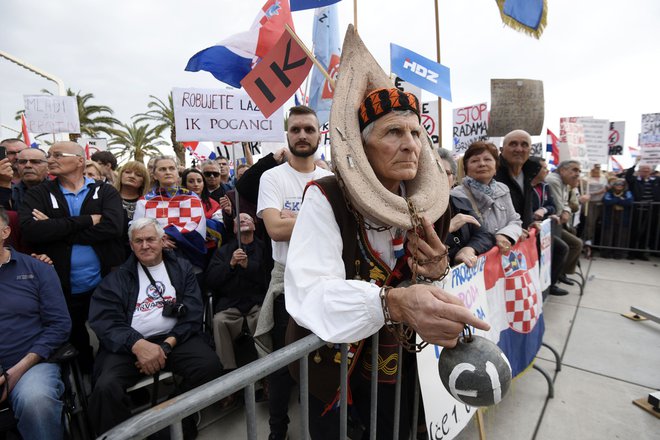 15.000 protestnikov javno zahtevalo Plenkovićev odstop in obsojalo &raquo;proevropsko hlapčevsko politiko&laquo;. FOTO: AFP