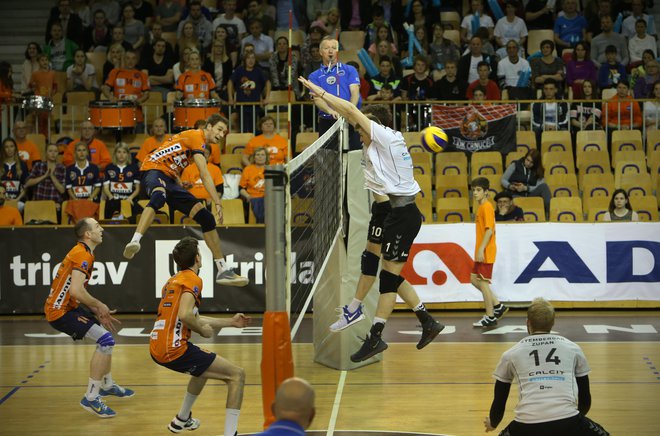 V finalu se bosta četrtič zapovrstjo udarila ACH Volley in Calcit Volley. Foto&nbsp;Jure Eržen/Delo
