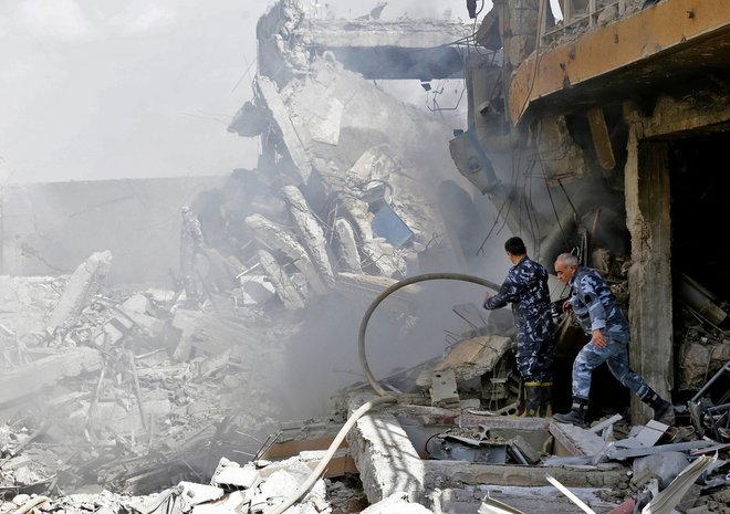 Sirski vojaki preiskujejo ruševine raziskovalnega centra severno od Damaska, ki je bil zadet v sobotnem raketnem napadu.
