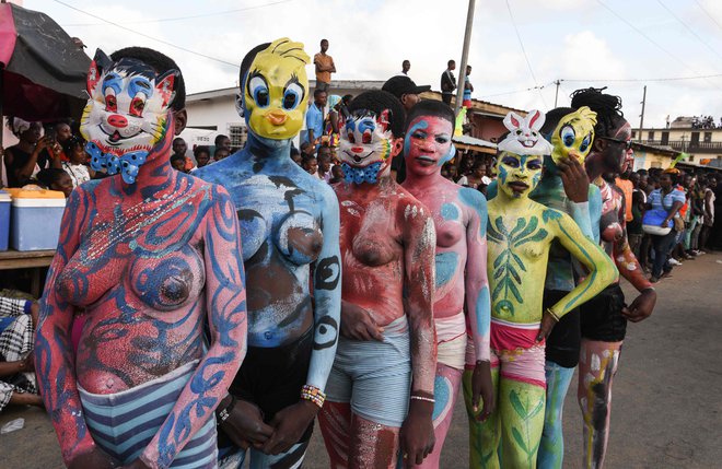 Ženske, ki pripadajo etničnem ljudstvu Aboure, so se udeležile 38. izdaje karnevala Popo, v okviru letnega festivala, ki ga organizirajo v Slonokoščeni obali. FOTO: Sia Kambou/Afp