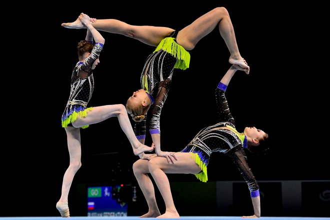 V Antverpnu je potekala 26. edicija svetovnega prvenstva v akrobatski gimnastiki. Portret ruske ekipe med finalnim nastopom. FOTO: Dirk Waem/Afp