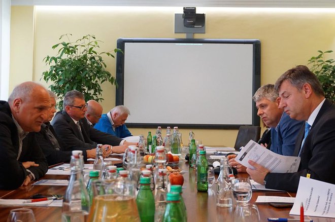 Minister Gašperšič na pogovoru z Župani Koroške, Šaleške doline, Braslovč in Polzele o hitri cesti 3. razvojne osi. FOTO: Brane Piano