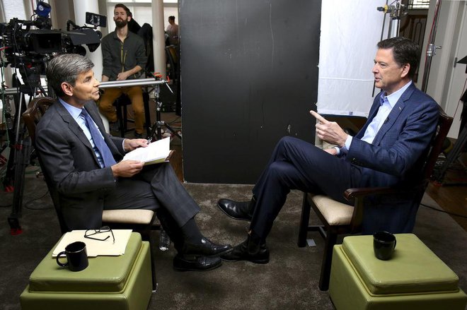 Intervju, ki ga je George Stephanopolous (levo) z mreže ABC opravil z Jamesom Comeyjem, si je v nedeljo zvečer ogledalo kar 9,8 milijona gledalcev. FOTO: AP