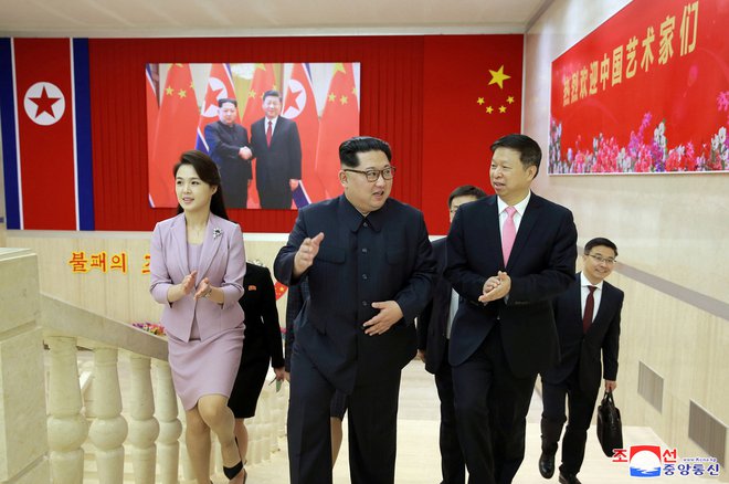 Severnokorejski voditelj Kim Džong Un (v sredini) med sprejemom Song Taa (desno), vodje mednarodnega oddelka kitajske komunistične partije. FOTO: Reuters