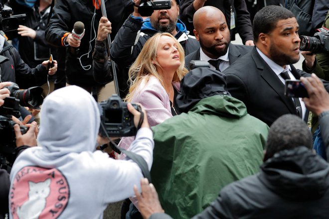 Pornoigralka Stormy Daniels je po vložitvi tožbe proti predsedniku ZDA Donaldu Trumpu, s katerim je imela razmerje, v ponedeljek prišla na prvo obravnavo na sodišče v New Yorku. FOTO: Lucas Jackson/Reuters