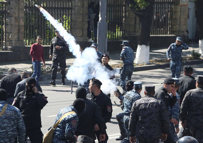 Policija je proti protestnikom uporabila dimno granato. FOTO: Reuters