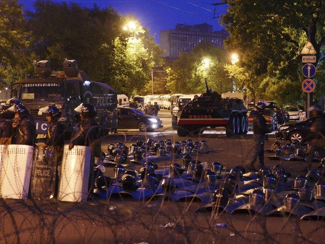 Policisti na položajih v armenski prestolnici. FOTO: Reuters