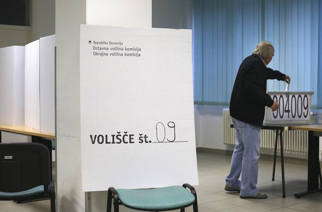 Na letošnjem referendumu in dvojih volitvah bo 61 volišč manj. FOTO: Matej Družnik
