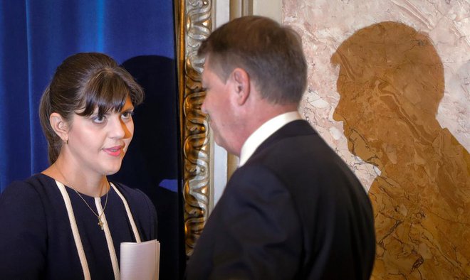 Glavna tožilka za korupcijo Laura Codruta Kövesi in predsednik Klaus Iohannis. FOTO: Vadim Ghirda/AP