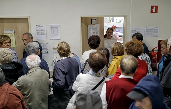 Gneče pred ordinacijo so preteklost, sedanjost je zasedenost tamkajšnjih telefonskih linij. FOTO: Blaž Samec/Delo