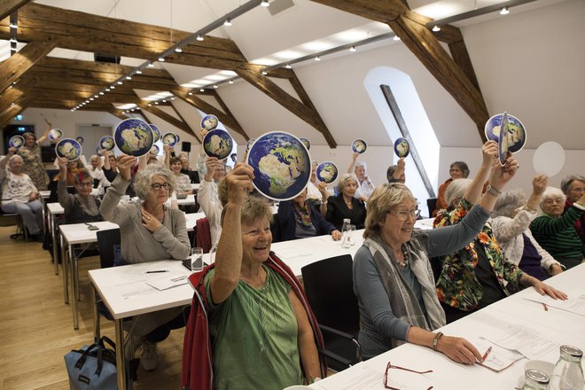 Ustanovna skupina Klimasseniorinnen je štela nekaj deset dam, danes jih tisoč. Združenje je postalo samostojna silnica gibanja za blažitev podnebnih sprememb v Švici. FOTO: Miriam Künzli/Greenpeace/Ex-press/Miria