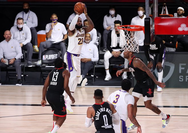 LeBron James je z najboljšo predstavo v končnici LA Lakers popeljal do druge zmage v dvoboju s Houstonom. FOTO: Mike Ehrmann/AFP