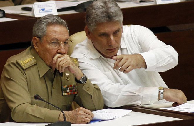 Raúl Castro (levo) in njegov naslednik Miguel Mario Díaz-Canel Bermúdez. FOTO: AP