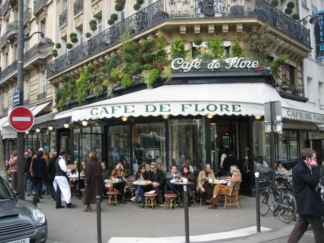 Slovita pariška kavarna Café de Flore, prostor nekdanjega in sedanjega druženja intelektualcev &ndash; ter številnih sodobnih turistov.