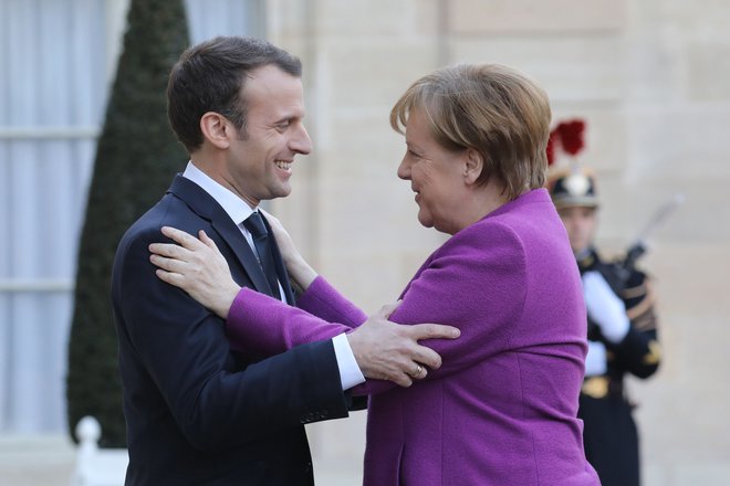 Prvi dvojec v Evropi: Angela Merkel in Emmanuel Macron. FOTO: AFP