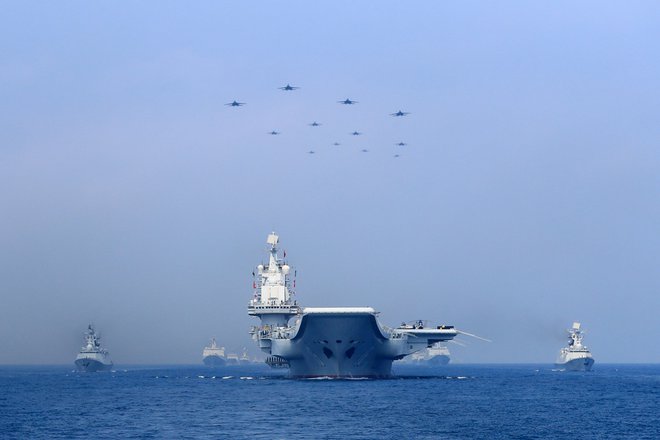 Kitajsko vojaško ladjevje na poti na manevre v Tajvansko ožino. FOTO: Reuters