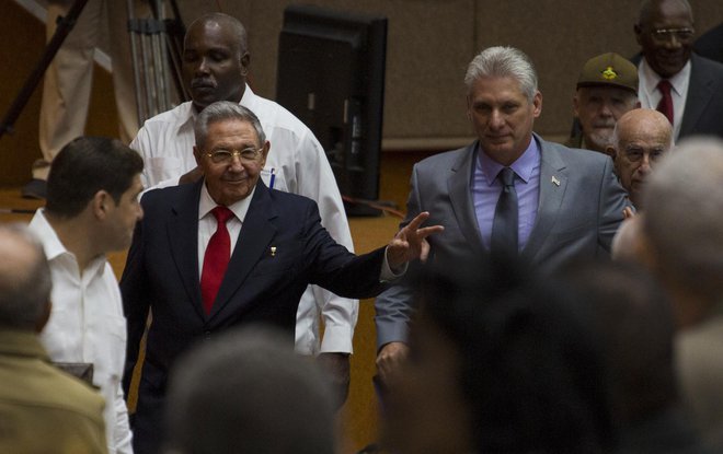 Raul Castro bo oblast predal Miguelu Diaza-Canelu. Irene Perez/AP