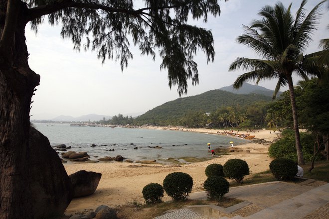 Del plaže pri turističnem kompleksu, imenovanem Konec sveta, približno 50 kilometrov od Sanye na otoku Hainan. FOTO: Reuters