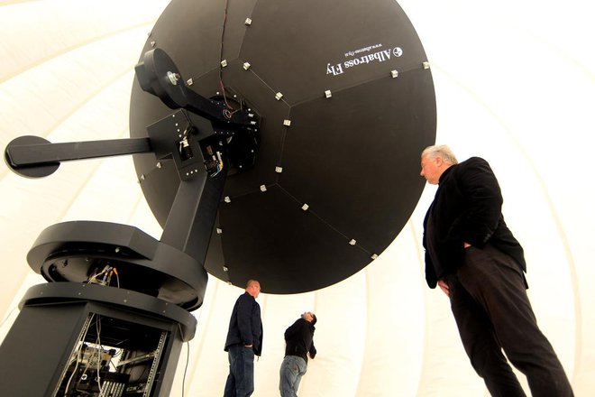 Zemeljska postaja za zajem podatkov iz satelitov, v kateri antena s premerom 5,4 metra sledi satelitom na njihovi poti nad Zemljo. Foto: Roman Šipić/Delo