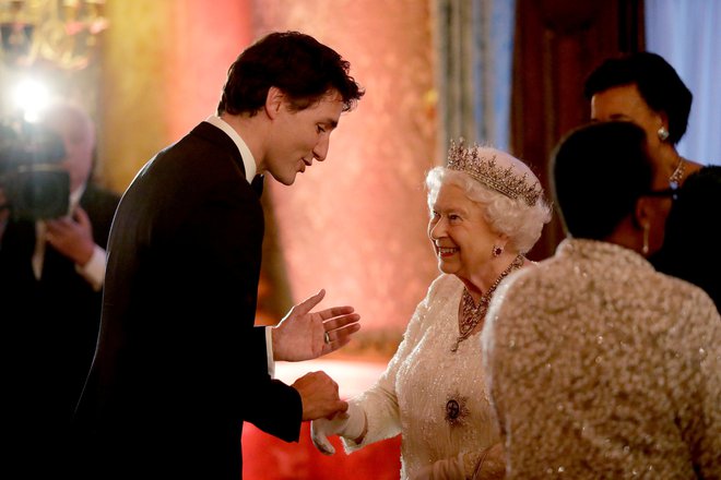 V Buckinghamski palači je kraljica Elizabeta II. sprejela kanadskega premiera Justina Trudeauja. Foto: Pool/Reuters