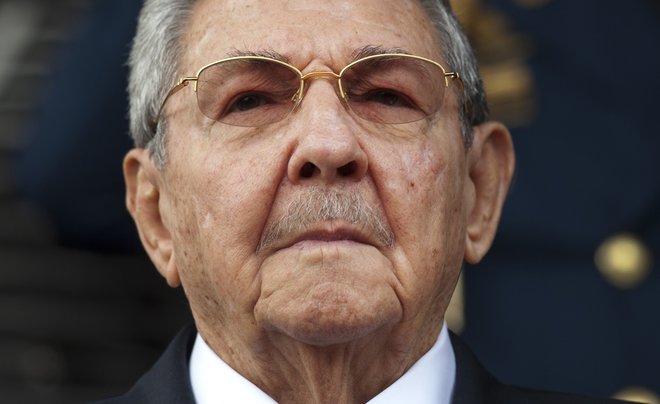 Raúl Castro je ostal partijski šef, kar pomeni prvi človek na otoku, ki se ga je prijelo ime Rdeči otok.