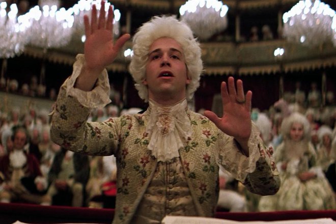 Tom Hulce kot Mozart v Formanovem Amadeusu, ki je dobil kar osem oskarjev.